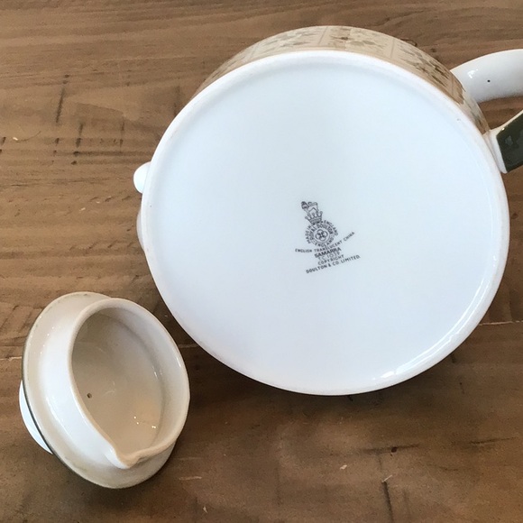 Royal Doulton Samarra Coffee Pot & Lid
Vintage English translucent china - Picture 14 of 16